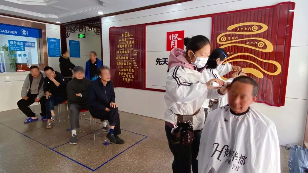 爱心义剪进医院,温馨服务暖人心——医院里的“临时理发店”,为患者解决“头”等大事