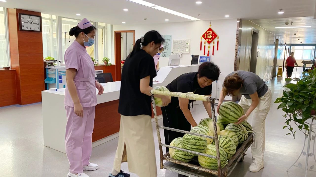 炎炎夏日送清凉 医院温情暖人心​—— 河南誉美肾病医院为一线员工发放解暑西瓜​