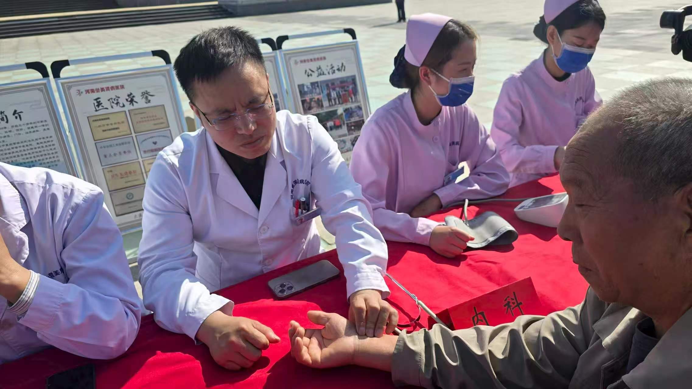 义诊服务暖人心 河南誉美肾病医院举办爱国卫生月义诊活动