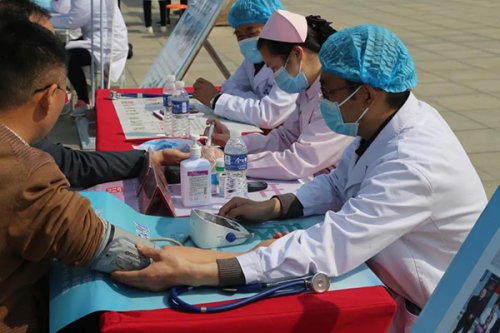 防疫有我 爱卫同行 河南誉美肾病医院开展爱国卫生月宣传义诊活动