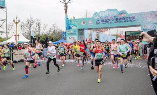 鹤舞樱飞,健康做主 | “红色”医者跑团实力助跑首届鹤壁马拉松